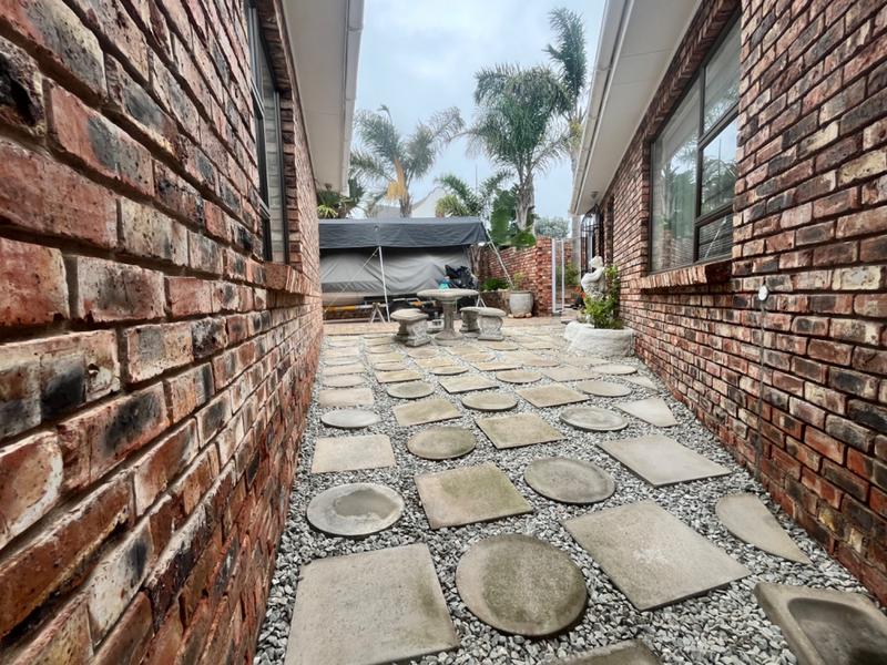 4 Bedroom Property for Sale in Fraaiuitsig Western Cape